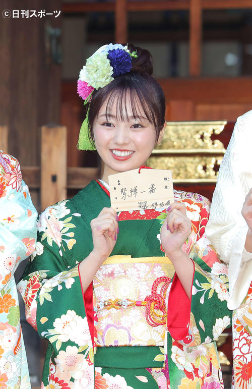 晴れ着姿で絵馬を手に笑顔の今泉佑唯（撮影・河田真司）