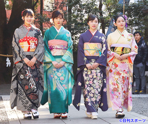 晴れ着姿で登場した乃木坂46の新成人メンバー。左から大園桃子、山下美月、渡辺みり愛、向井葉月（撮影・河田真司）