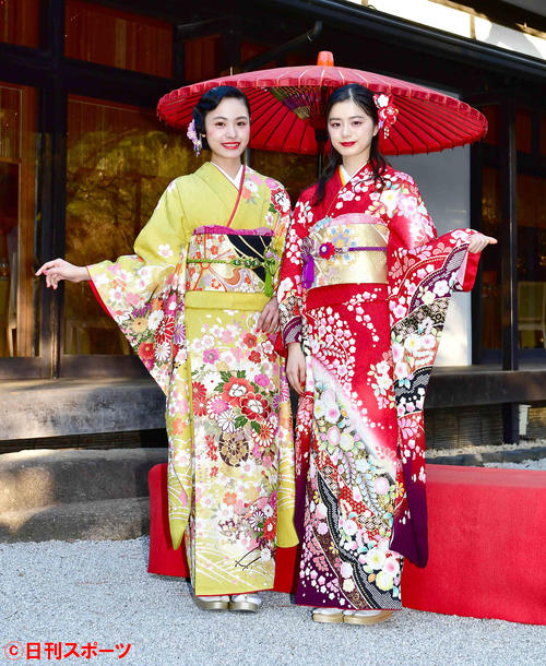 二十歳の振り袖撮影会に臨む紺野彩夏（右）と大谷凜香（撮影・小沢裕）