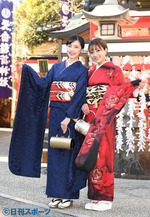 成人の祈とうを終えて笑顔を見せる加藤小夏（左）と安田愛里（撮影・山崎安昭）