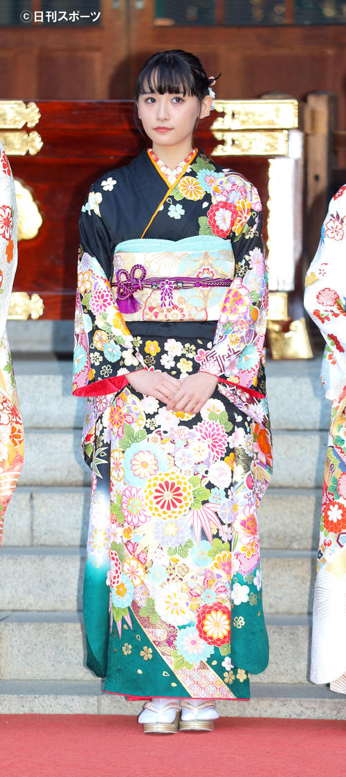 晴れ着姿の浅川梨奈（撮影・河田真司）