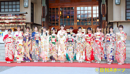 絵馬を手に晴れ着で写真に納まる浅川梨奈ら（左から8人目）大原優乃ら（同10人目）（撮影・河田真司）