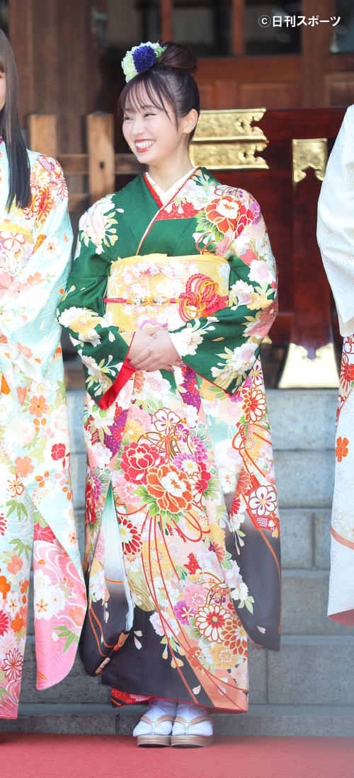 晴れ着姿の今泉佑唯（撮影・河田真司）