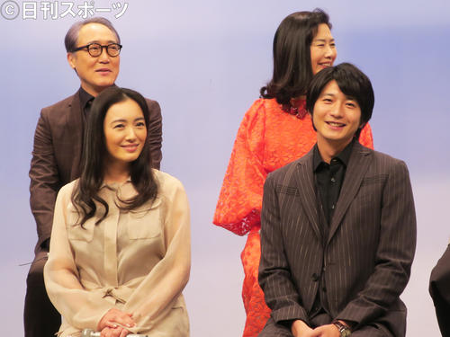 フジテレビ系連続ドラマ「10の秘密」のPR会見で。前列左から、仲間由紀恵、向井理、後列左から、佐野史郎、名取裕子
