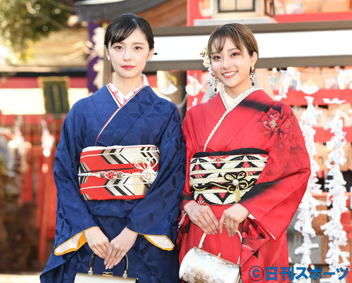 成人の祈とうを終えて笑顔を見せる加藤小夏（左）と安田愛里（撮影・山崎安昭）