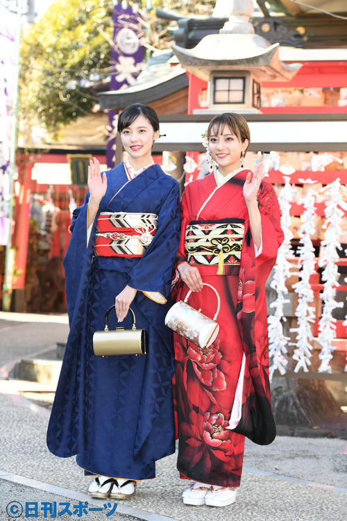 成人の祈とうを終えて笑顔を見せる加藤小夏（左）と安田愛里（撮影・山崎安昭）