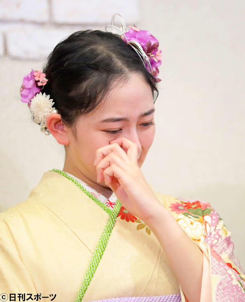 乃木坂46を卒業する白石麻衣について質問され、目に涙を浮かべる向井葉月（撮影・河田真司）