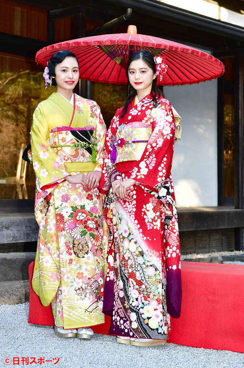 二十歳の振り袖撮影会に臨む紺野彩夏（右）と大谷凜香（撮影・小沢裕）