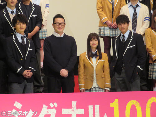 映画「シグナル100」完成披露会見に出席した、左から瀬戸利樹、中村獅童、橋本環奈、小関裕太