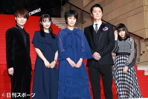 記念撮影する左から神木■（■は隆の生の上に一）之介、広瀬すず、松たか子、福山雅治、森七菜（撮影・中島郁夫）