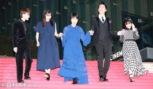 レッドカーペットを降りる左から神木■（■は隆の生の上に一）之介、広瀬すず、松たか子、福山雅治、森七菜（撮影・中島郁夫）