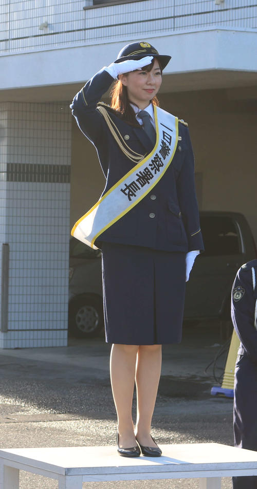 静岡朝日テレビの宮崎玲衣アナウンサーは、「110番の日」に藤枝警察署の一日警察署長を務めた（同テレビ局提供）