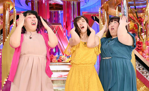 女芸人NO・1決定戦　THE　W　2019で優勝した3時のヒロインは「アッハーン」を披露する。左からゆめっち、福田麻貴、かなで（撮影・滝沢徹郎）