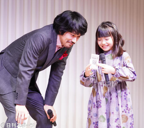 ドラマ「聖☆おにいさん第3紀」のヒット祈願・初詣会＆完成報告記者会見でおみくじを確認する、左から松山ケンイチ、稲垣来泉（撮影・佐藤成）