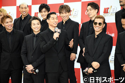 「2020超級巨星紅白藝能大賞」会見で、台湾では「国民的お兄さん」と呼ばれていることについて触れられて照れるAKIRA（前列中央）（撮影・大友陽平）