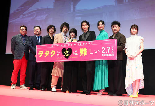 試写会で笑顔を見せる映画「ヲタクに恋は難しい」の、左から福田雄一監督、佐藤二朗、賀来賢人、斎藤工、高畑充希、山崎賢人、菜々緒、ムロツヨシ、若月佑美（撮影・足立雅史）