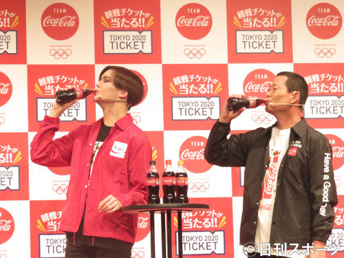 コカ・コーラを飲むMatt（左）と桑田真澄氏