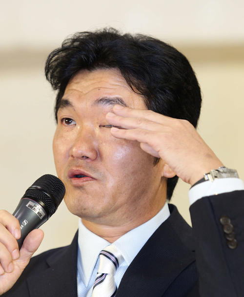 芸能活動引退会見を行い、目にためた涙を拭う島田紳助（撮影2011年8月23日）