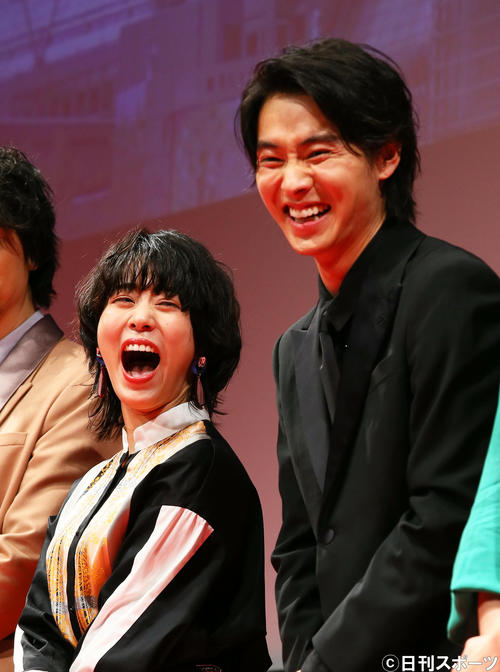 共演者らとのトークに大笑いする高畑充希（左）と山崎賢人（撮影・足立雅史）