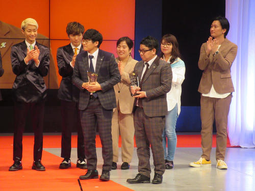 「第5回上方漫才協会大賞」大賞を受賞したミキ。前列左から亜生、昴生（撮影・星名希実）