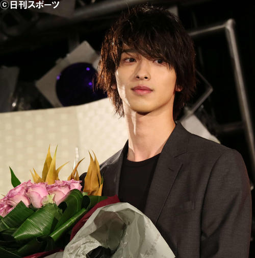 翌日に誕生日を迎える横浜流星はカレンダー発売イベントでバラの花束で祝福（撮影・小林千穂）