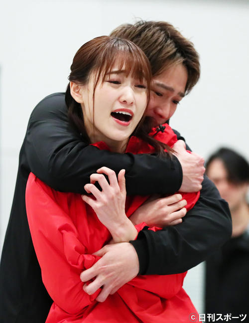 舞台「飛龍伝2020」の稽古を公開し、熱演する菅井友香（左）（撮影・足立雅史）