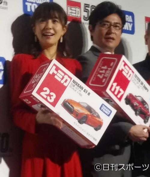 トミカ50周年記念回嫌悪MCを努めた小林麻耶（左）と安東弘樹