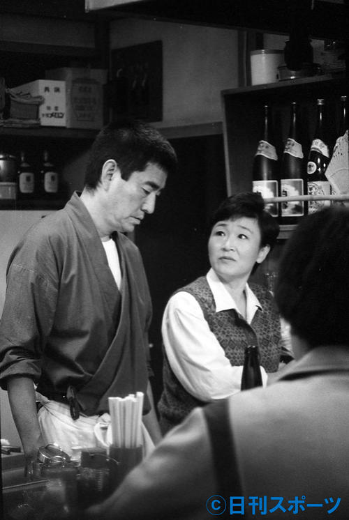 東宝「居酒屋兆治」（監督降旗康男）で高倉健（左）と夫婦役を演じる加藤登紀子（1983年撮影）