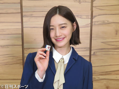 「中」のハイを持って笑顔を見せる中田花奈（撮影・横山慧）