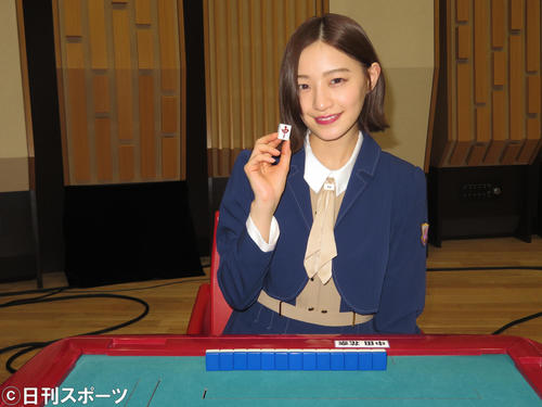 「中」のハイを持って笑顔を見せる中田花奈（撮影・横山慧）