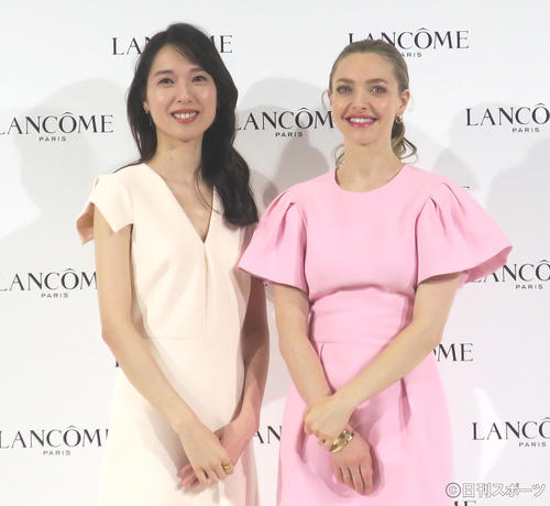 ランコムのミューズとして新商品発表会に出席した戸田恵梨香（左）と、グローバルアンバサダーの米女優アマンダ・サイフリッド