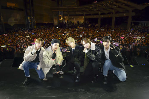 日本デビュー記念イベントを行ったTOMORROW×TOGETHER。左からTAEHYUN、YEONJUN、BEOMGYU、HUENINGKAI、SOOBIN