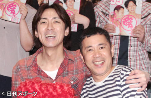 ナインティナイン矢部浩之（左）と岡村隆史（2011年5月15日撮影）