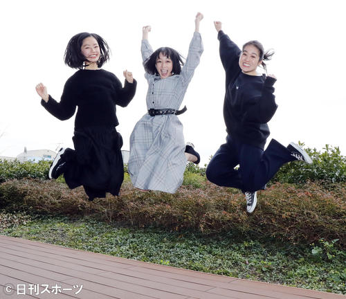 新作舞台を控えて意気込む劇団4ドル50セントの、左から前田悠雅、福島雪菜、岡田帆乃佳（撮影・浅見桂子）