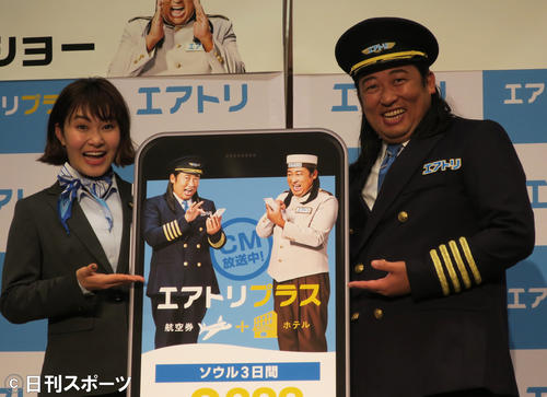 「エアトリ新CMトークショー」を行った村上佳菜子（左）とロバート秋山竜次