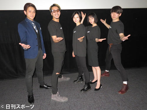 自主制作映画を上映した劇団4ドル50セントの（左から）尾崎尉二、うえきやサトシ、湯川玲菜、福島雪菜、久道成光（撮影・横山慧）
