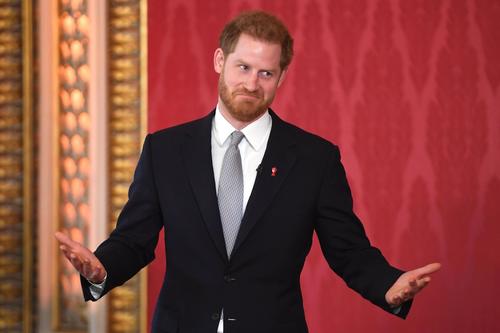 16日、ロンドンのバッキンガム宮殿で行われたラグビーの国際大会の組み合わせ抽選会に出席するヘンリー英王子（ゲッティ＝共同）