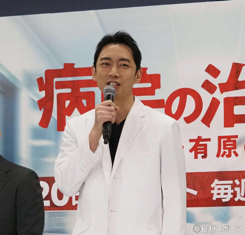 白衣姿であいさつする小泉孝太郎（撮影・遠藤尚子）