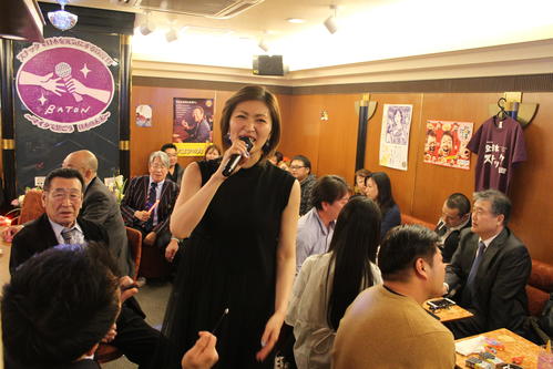 100店舗目の夜キャンで歌唱するKANA