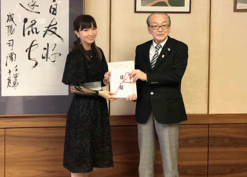 歌手のTomo＿Yo（左）は故郷である千葉県成田市の市長・小泉一成氏に義援金を手渡した