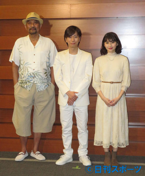 ミュージカル「天国の本屋」に出演する、左からブラザートム、河合郁人、井上小百合（撮影・横山慧）