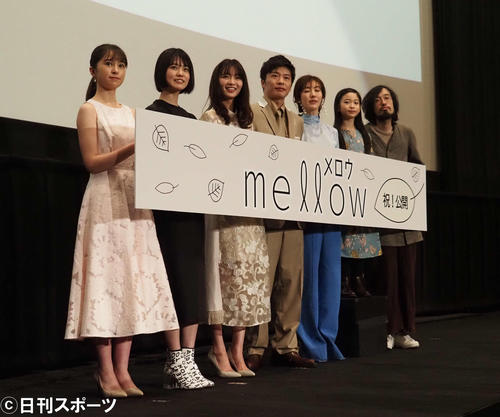 映画「mellow」初日舞台あいさつに出席した、左から松木エレナ、志田彩良、岡崎紗絵、田中圭、ともさかりえ、白鳥玉季、今泉力哉監督（撮影・遠藤尚子）
