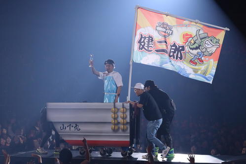漁師に扮（ふん）し、「クール・アングラーズ・アワード」のトロフィーを手に登場した山下健二郎
