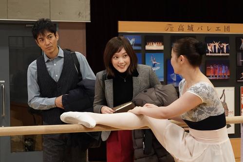井沢範人（沢村一樹＝左）と小田切唯（本田翼）はスケートリンクで捜査に乗り出す　（Ｃ）フジテレビ