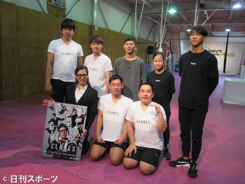 サーカス「CLONES」の発表会見に出席した前列左から品川ミズキ、ミルクボーイ駒場孝、内海崇。後列左からからし蓮根伊織、杉本青空、朝山大雅選手、永井音寧選手、宮崎裕来選手（撮影・星名希実）