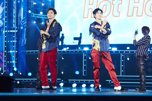 ツアーファイナル公演でパフォーマンスする東方神起のチャンミン（左）とユンホ