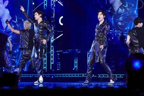 ツアーファイナル公演で熱唱する東方神起のチャンミン（左）とユンホ
