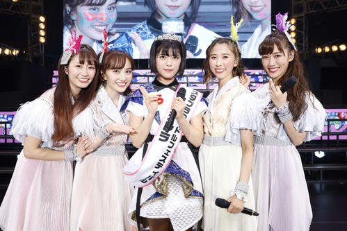 シンデレラに決定した三田美吹（中央）と、左から佐々木彩夏、百田夏菜子、1人おいて玉井詩織、高城れに