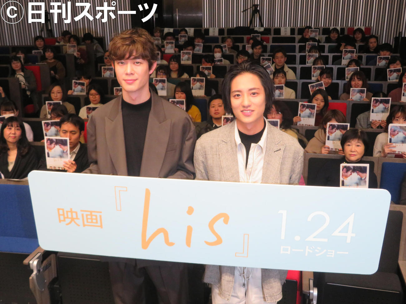 映画「his」公開直前プレミアム舞台あいさつに出席した宮沢氷魚（左）と藤原季節