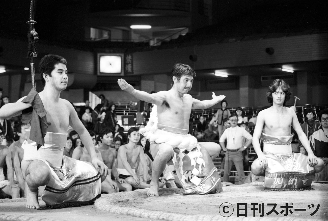 新春オールスター大相撲初場所で土俵入りする宍戸錠さん（中央）　左は太刀持ちの千昌夫。右は露払いの加納竜＝1977（昭52）11月26日
